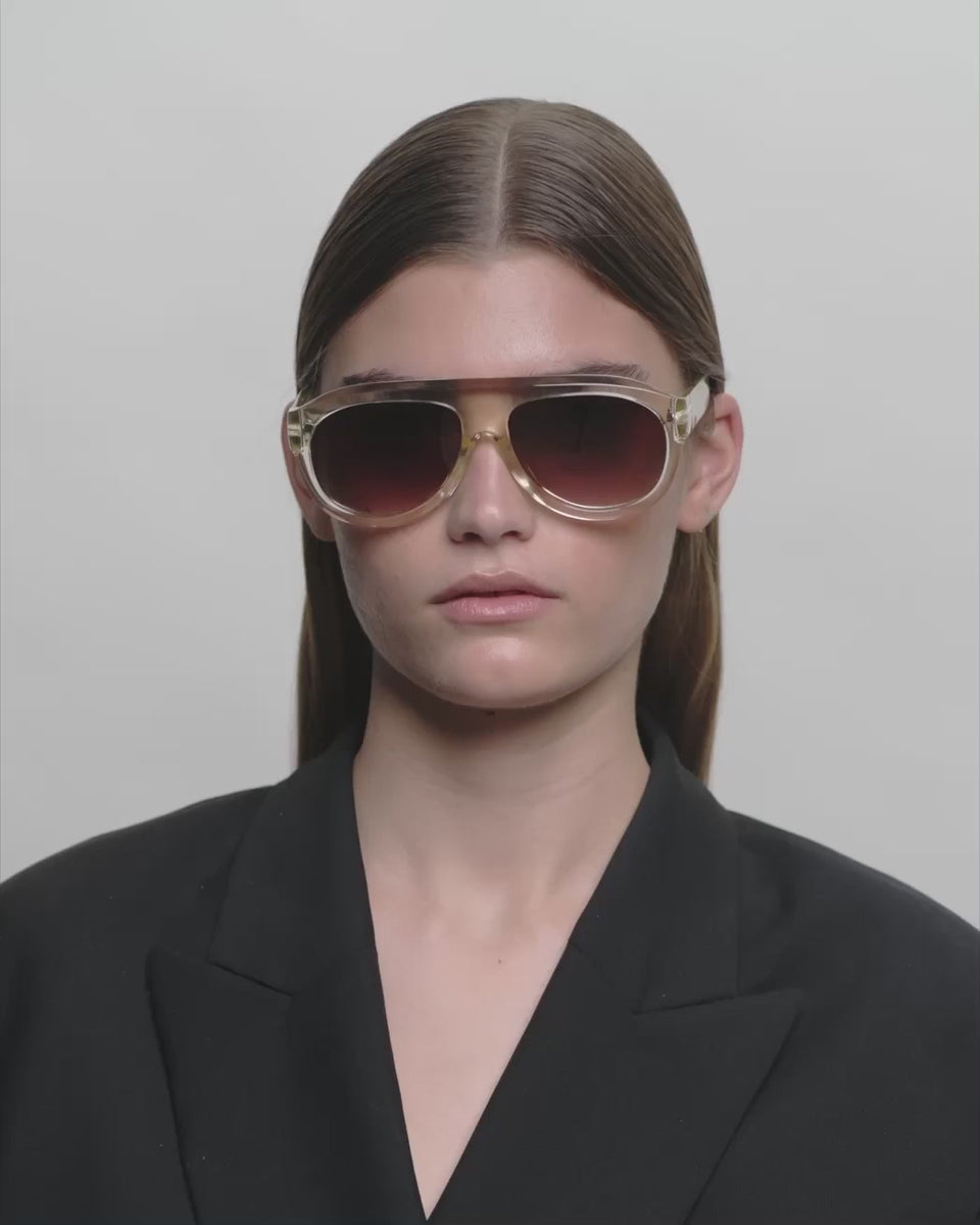 Store transparent aviator A.Kjærbede solbriller med mørk glas - kvinde video