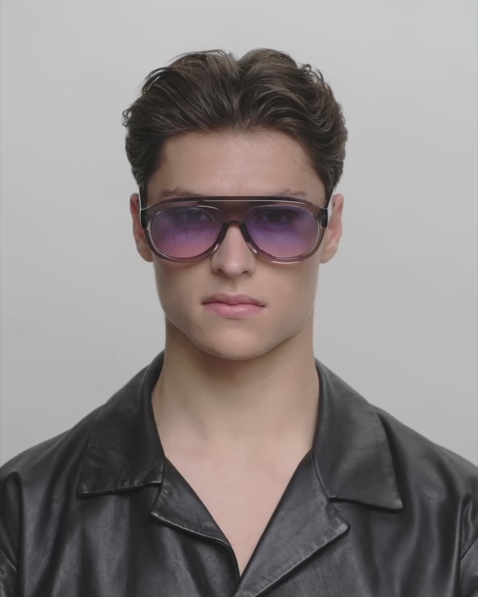 Store grå aviator A.Kjærbede solbriller med farvet glas - herre video