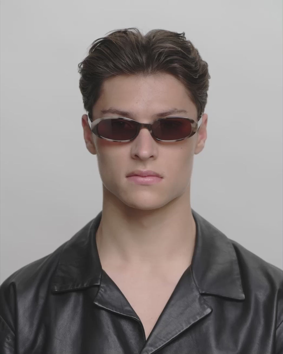 Ovale brune A.Kjærbede solbriller med mørk linse - herre video