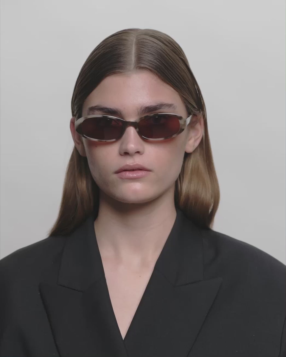 Ovale brune A.Kjærbede solbriller med mørk linse - kvinde video