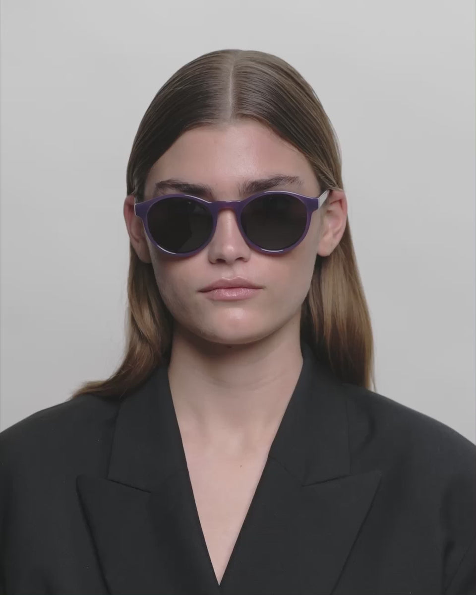 Runde lilla A.Kjærbede solbriller med mørk linse kvinde video