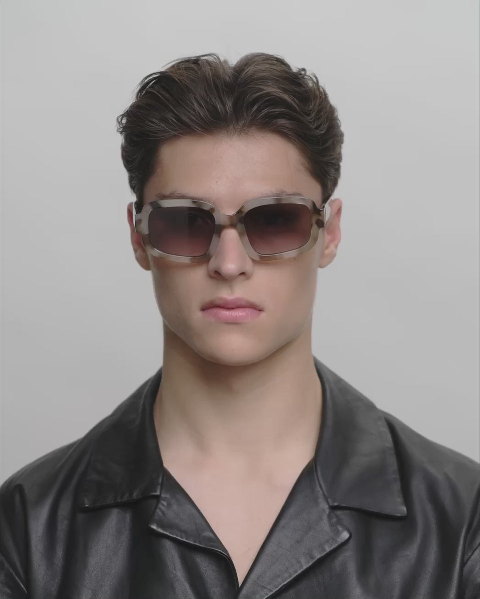 Store brune firkantet A.Kjærbede solbriller med mørk glas - herre video