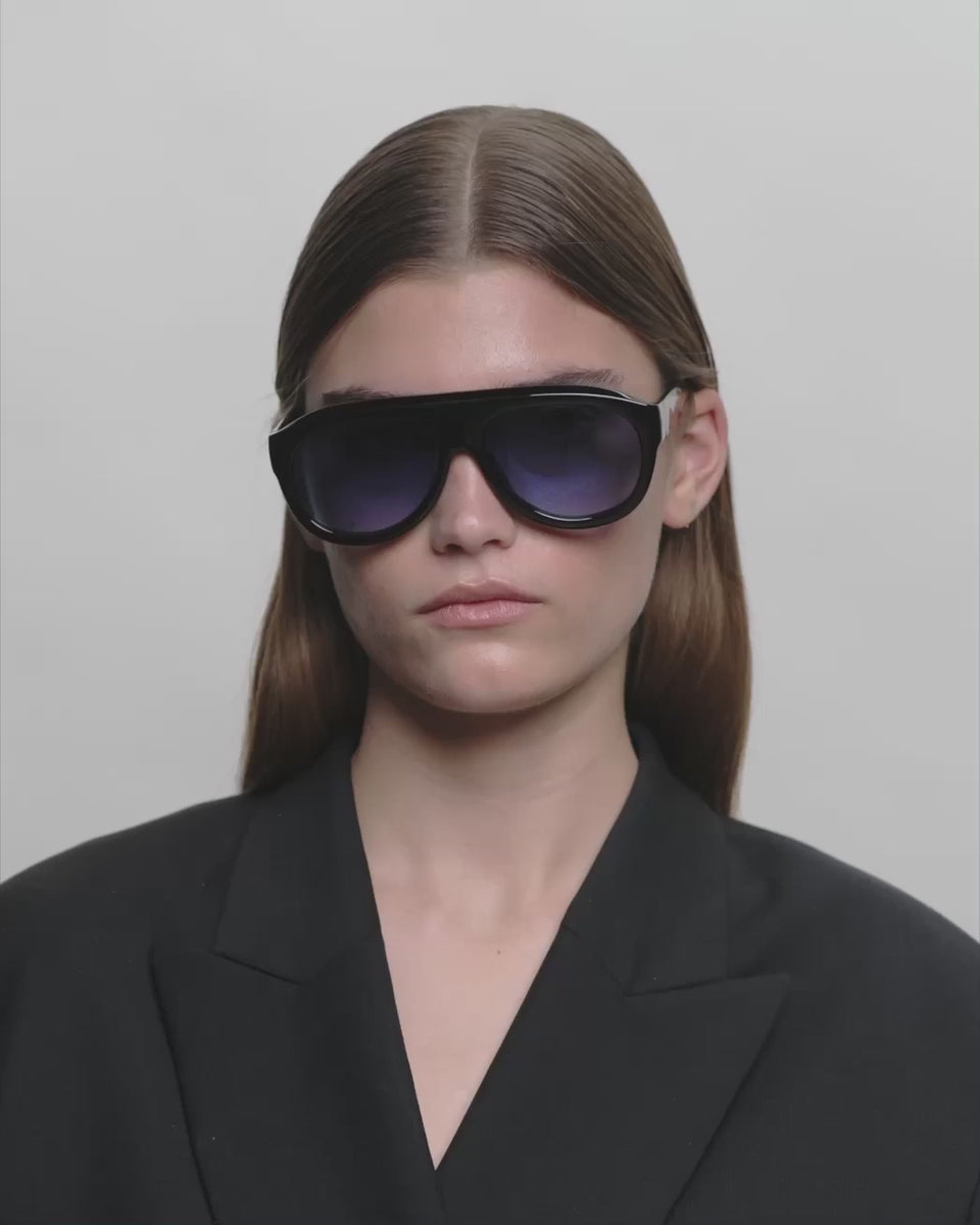 Store aviator A.Kjærbede solbriller med blå glas - kvinde video