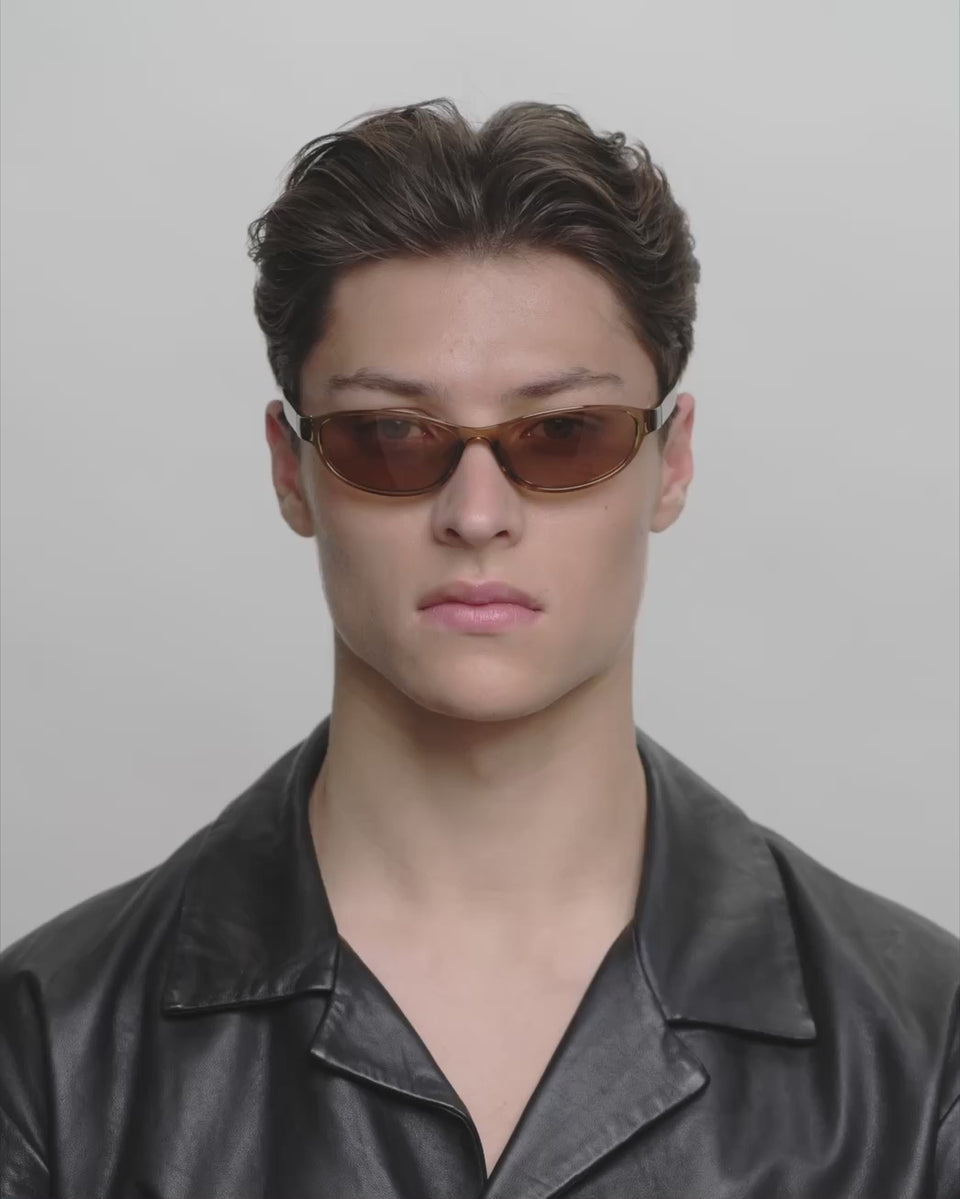 Cat-eye brune A.Kjærbede solbriller med brune glas - video herre