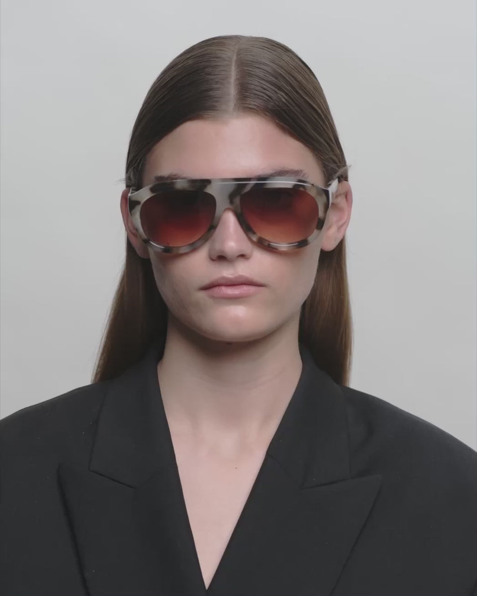 Store brune aviator A.Kjærbede solbriller med brun linse - kvinde video