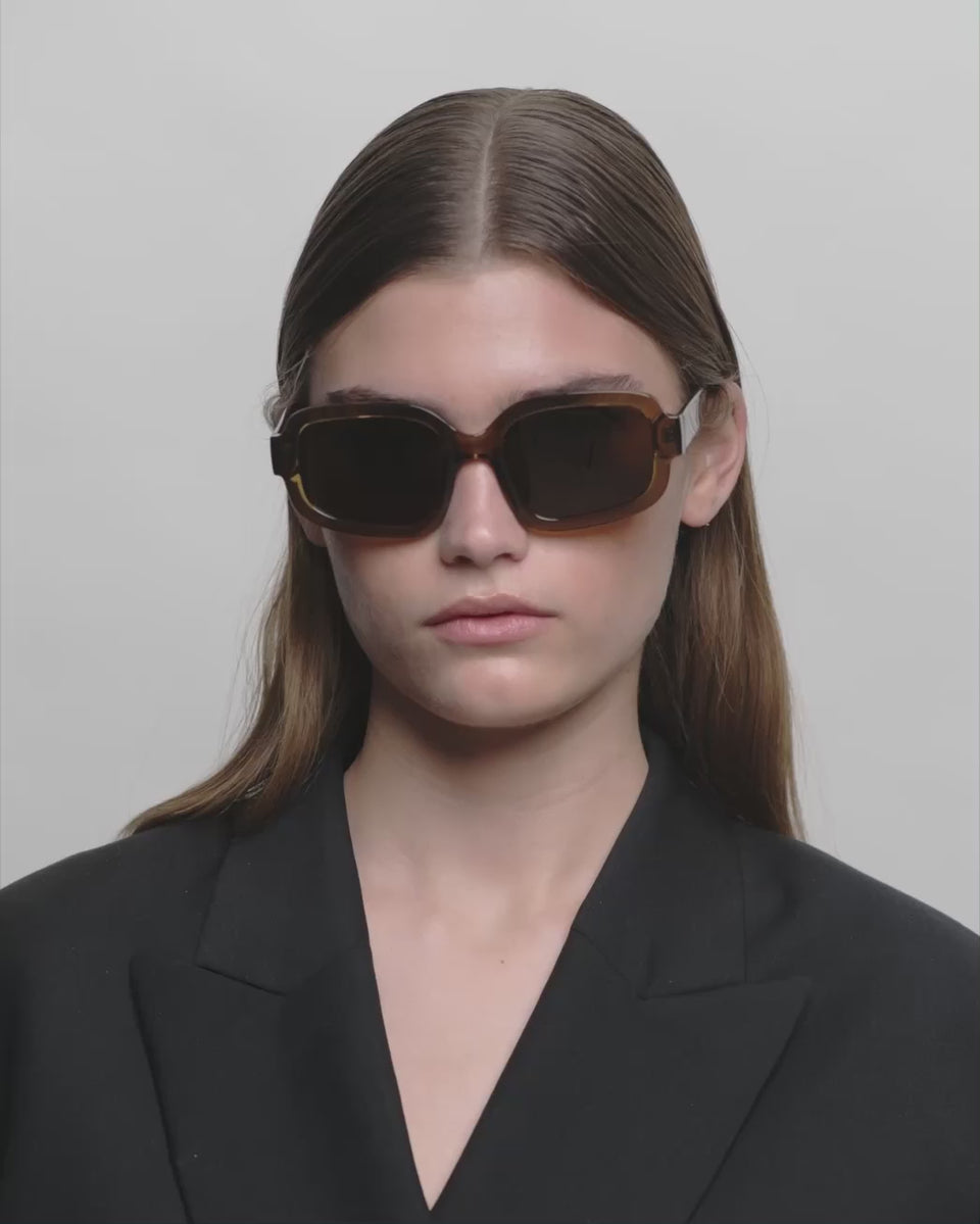 Store brune firkantet A.Kjærbede solbriller med mørk glas - dame video