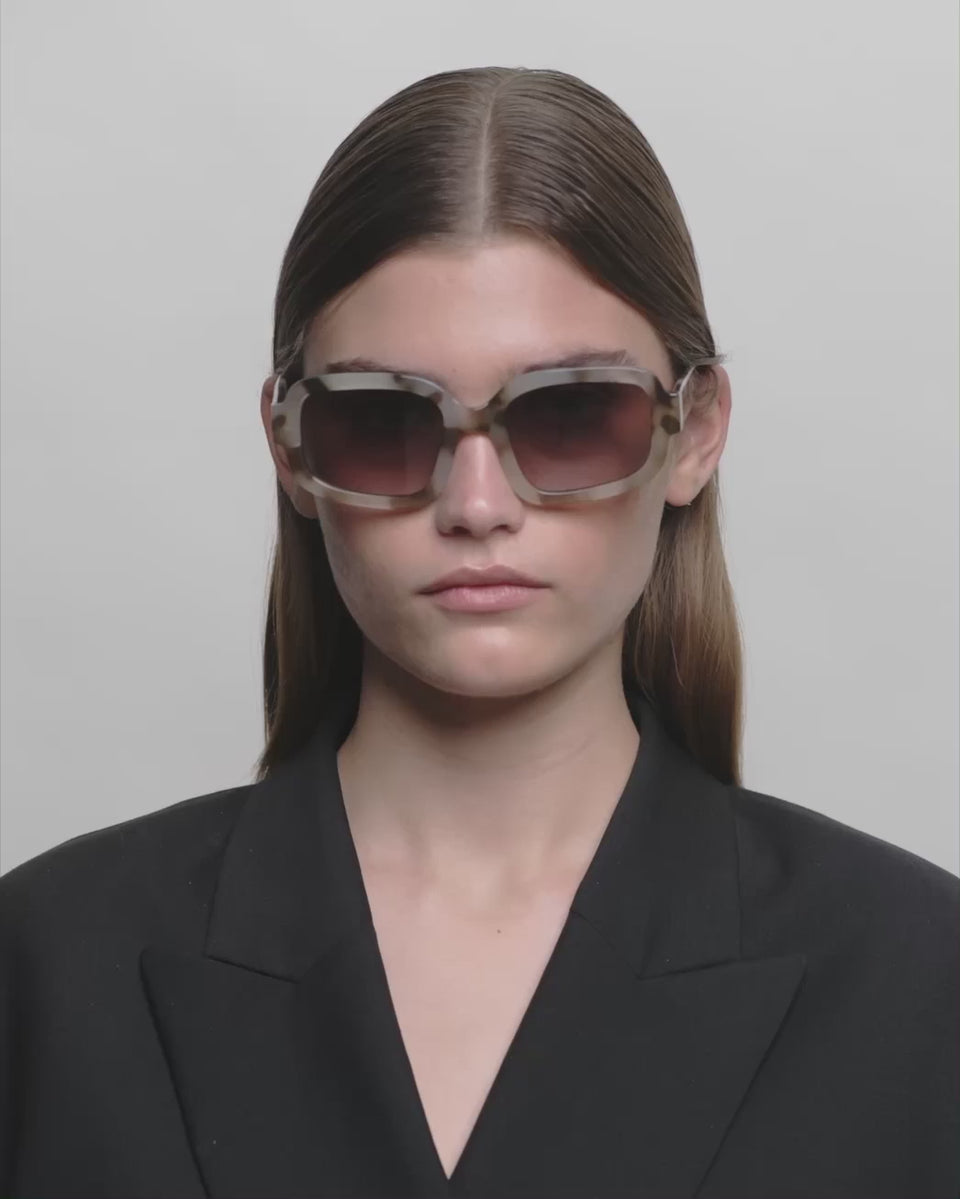 Store brune firkantet A.Kjærbede solbriller med mørk glas - kvinde video