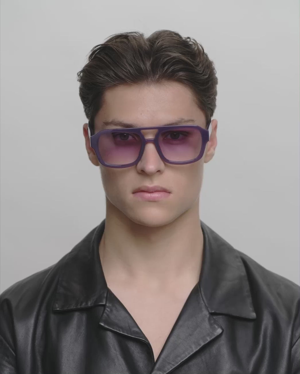 Store lilla A.Kjærbede solbriller med lilla linse - herre video