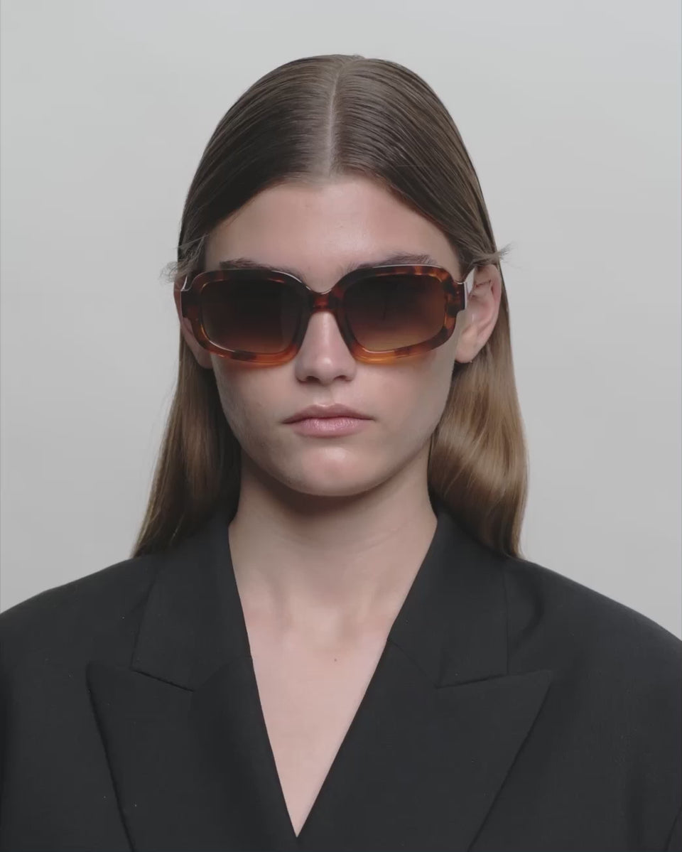 Store havana firkantet A.Kjærbede solbriller - kvinde video