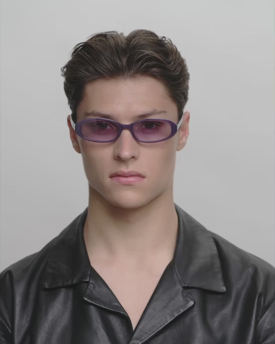 Ovale lilla A.Kjærbede solbriller med lilla linse - herre video