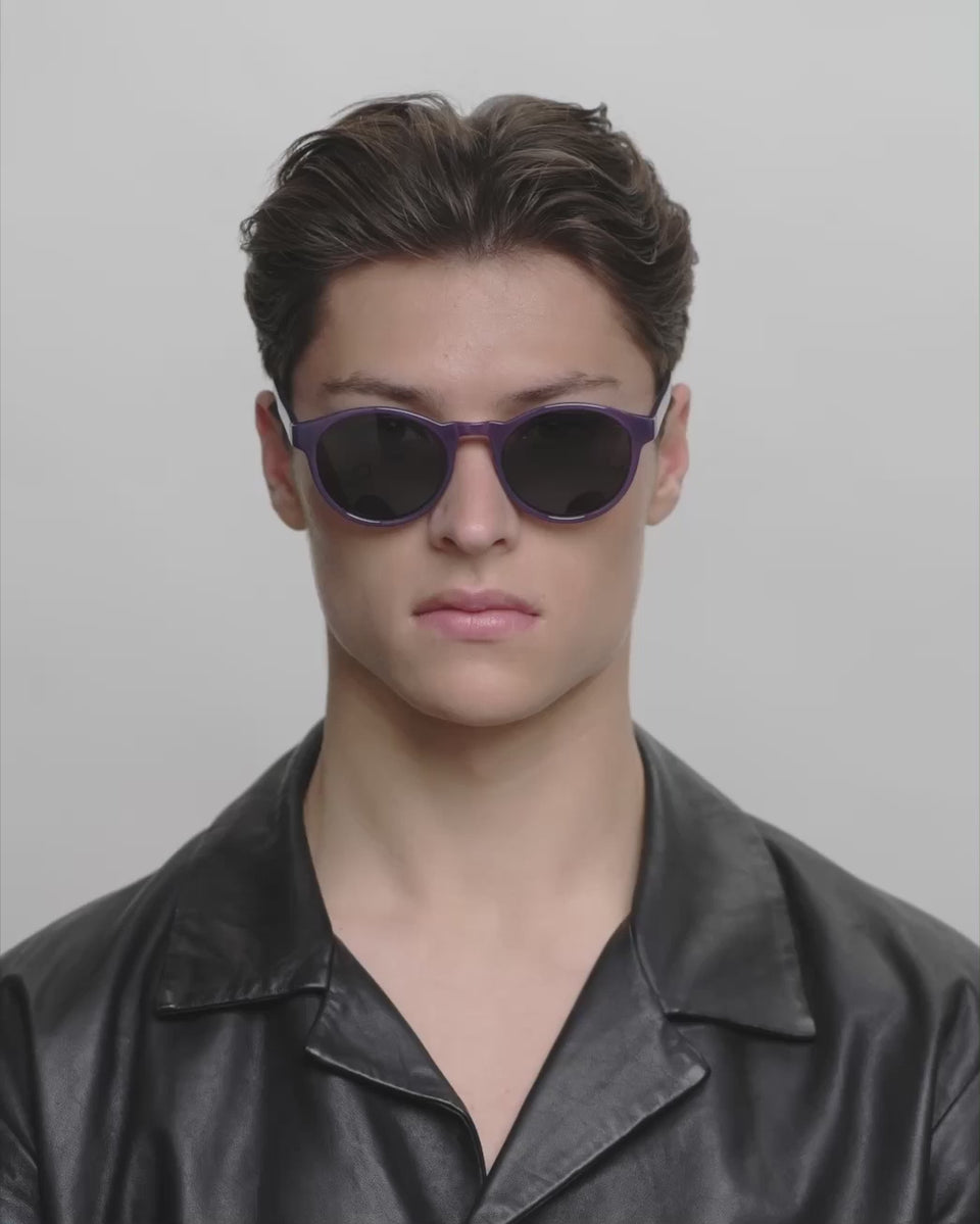 Runde lilla A.Kjærbede solbriller med mørk linse herre video